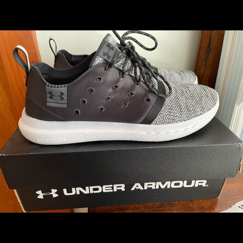 NWOT • Under Armour Sneakers •